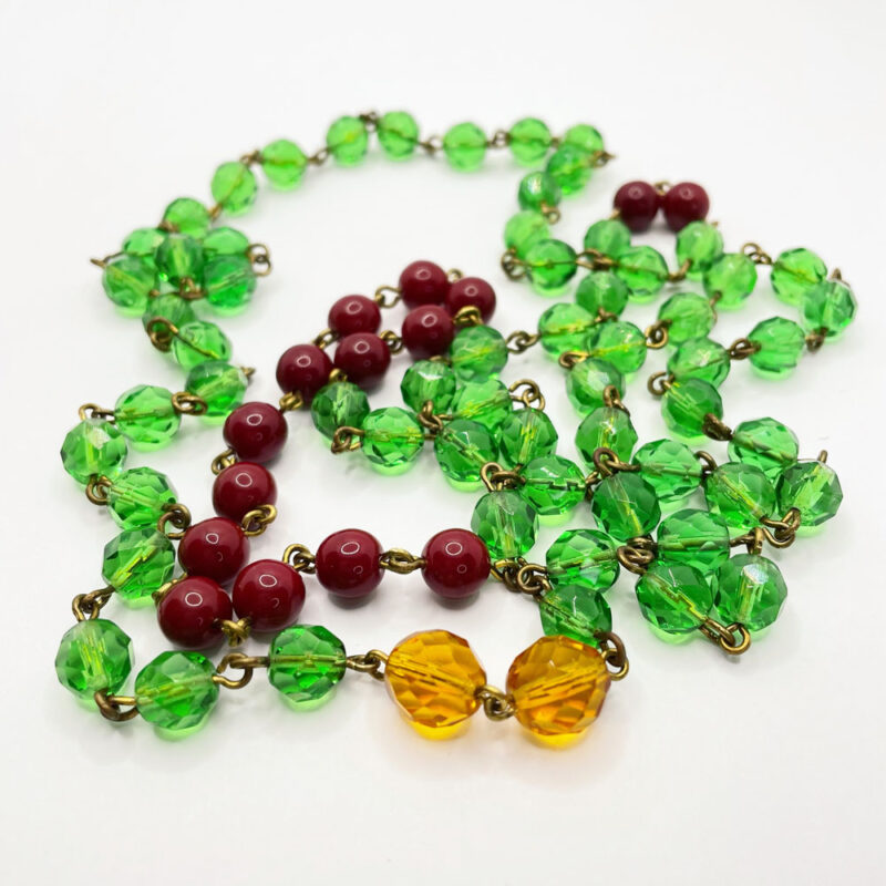 Collana da portare lunga e a doppio giro, con cristalli di boemia vintage color verde, rosso e ambra
