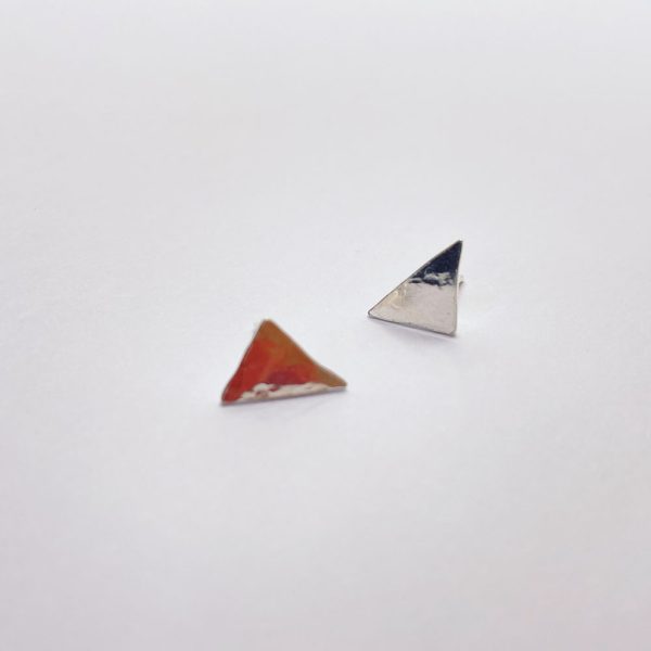 Orecchini mini triangolo in argento martellato