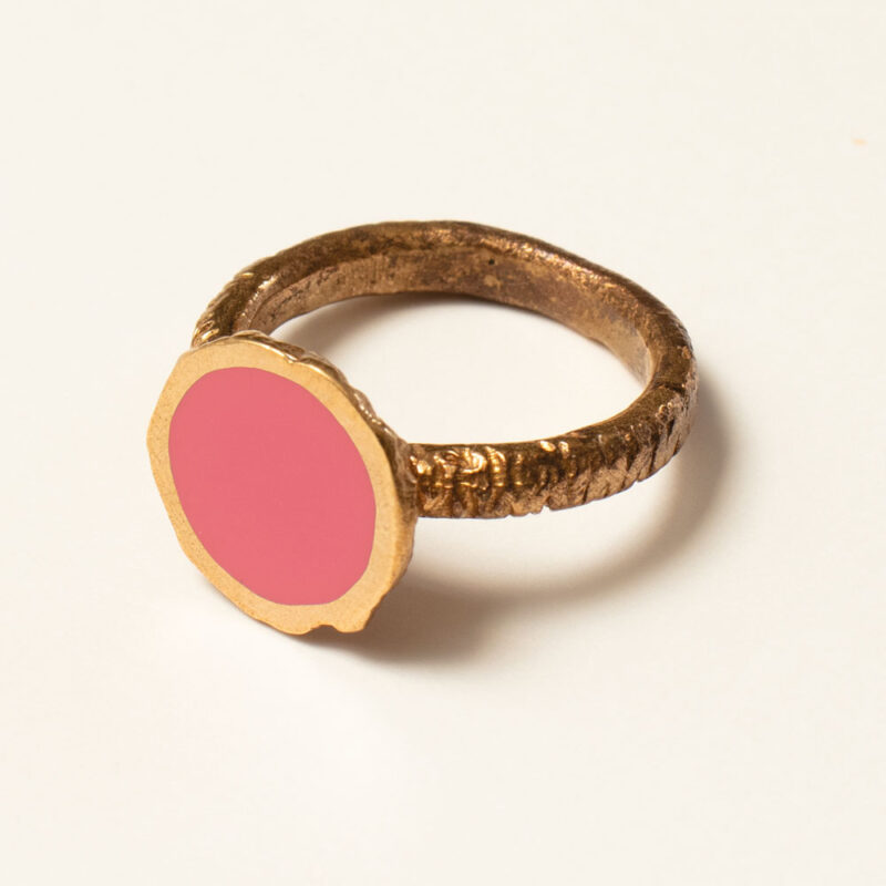 Anello con base e bottone in bronzo e smalto colorato rosa antico