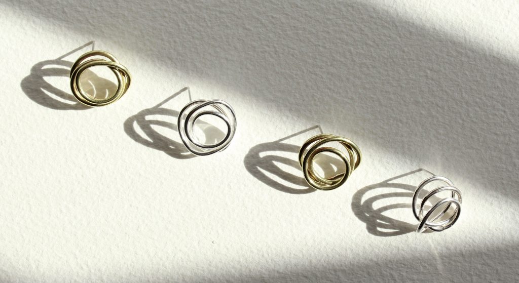 Orecchini in ottone e argento a spirale