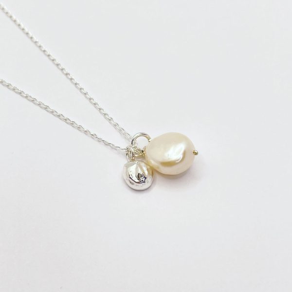 Collana in argento con piccolo ciondolo irregolare e perla scaramazza