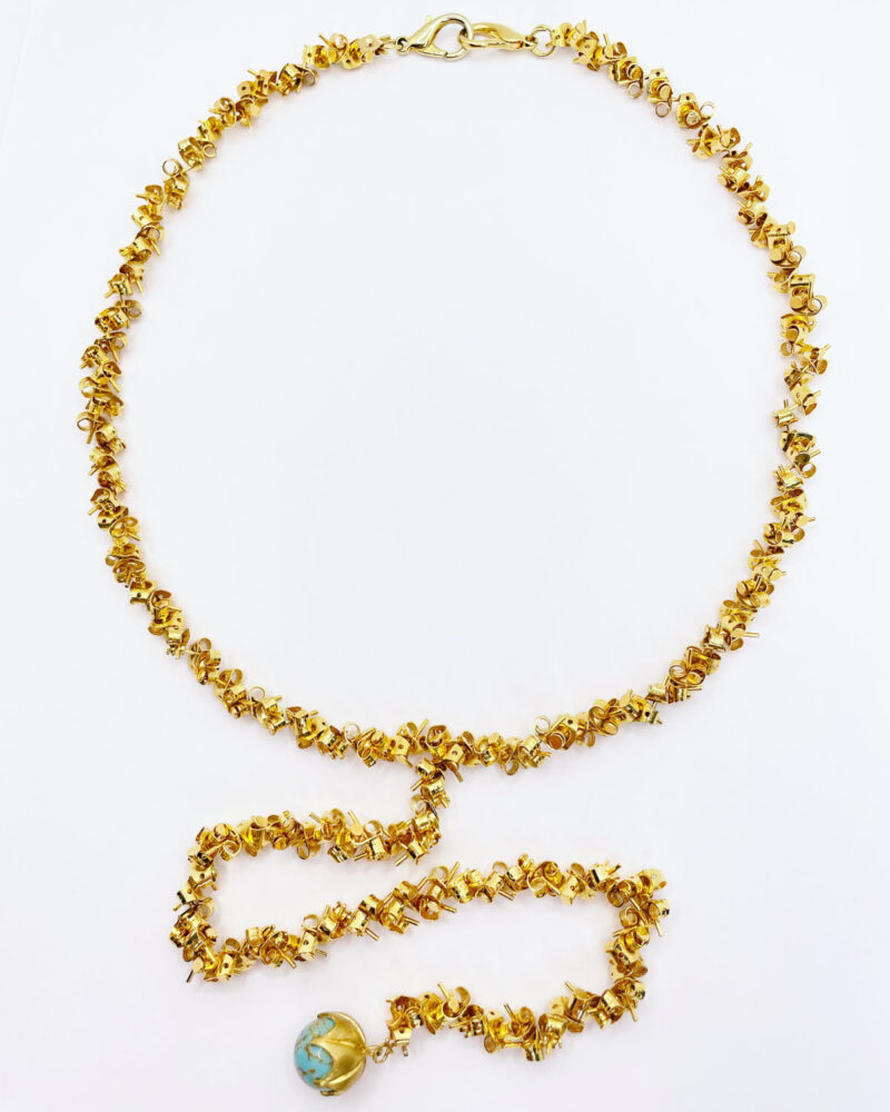 Collana con perni e farfalline in ottone dorato e perla di vetro