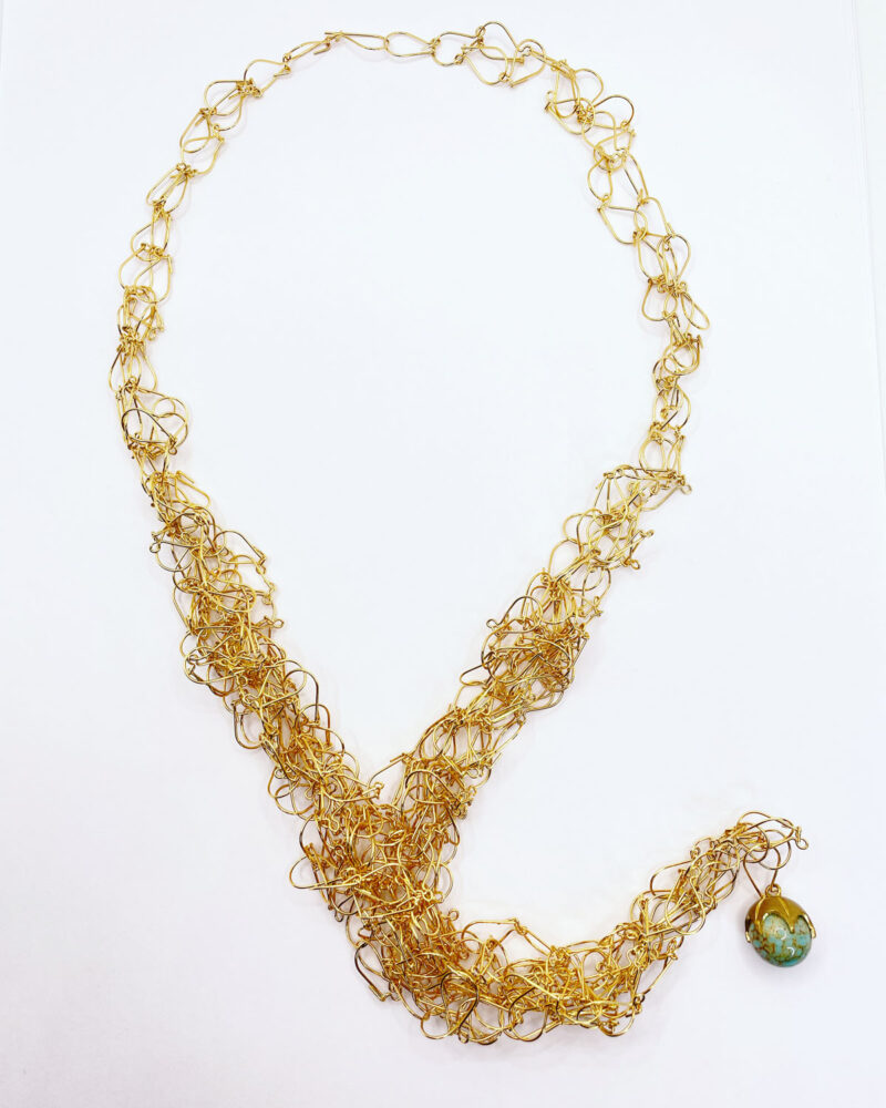 Collana realizzata con monachelle in ottone dorato e perla di vetro