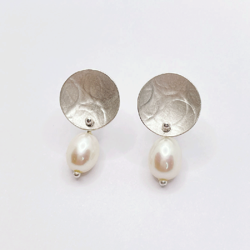 Orecchini argento e perla incisi
