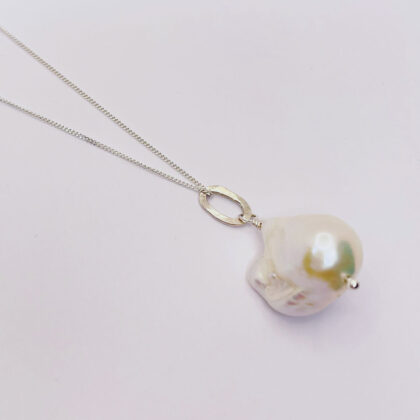 Collana in argento e pendente perla barocca